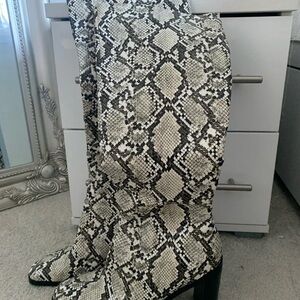 Chic Snakeskin Patterned Heeled Boots